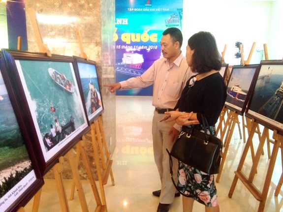 Các đại biểu tham quan triển lãm.
