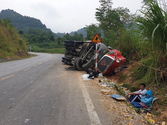 Do đường quanh co, hiểm trở nên Quốc lộ 4A nối hai tỉnh Cao Bằng và Lạng Sơn thường xảy ra tai nạn giao thông.