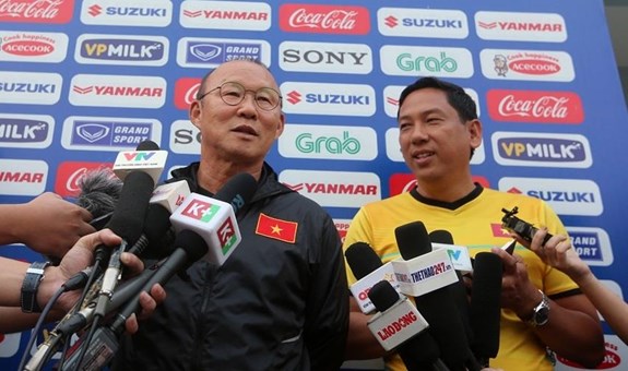Trợ lý ngôn ngữ Phan Duy Tuấn đồng hành cùng HLV Park Hang-seo ở AFF Cup 2018.