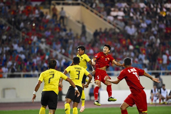 Một tình huống tranh chấp quyết liệt trận Việt Nam thắng Malaysia 2-0. Ảnh: TRỌNG HẢI.