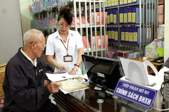 Giải quyết chế độ BHXH cho người dân.