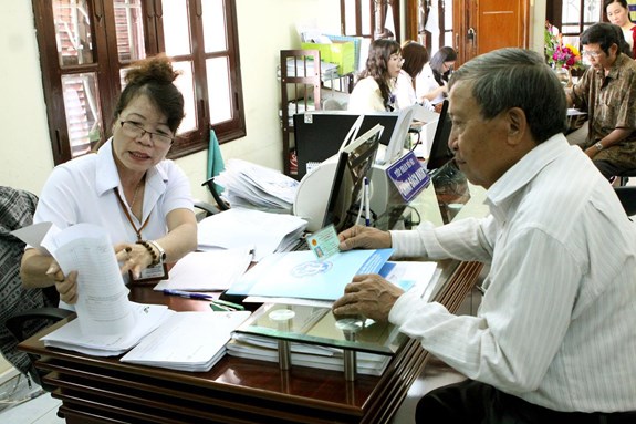 Tận tình chỉ dẫn người dân về chế độ chính sách BHXH.