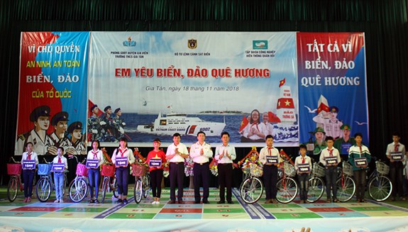 Các em học sinh có hoàn cảnh khó khăn, vượt khó học giỏi của Trường THCS Gia Tân nhận xe đạp từ Ban tổ chức.