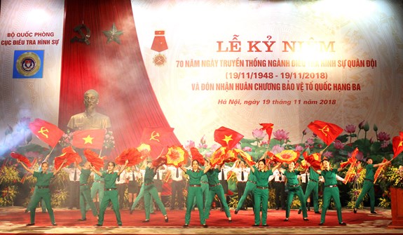Tiết mục văn nghệ chào mừng lễ kỷ niệm.