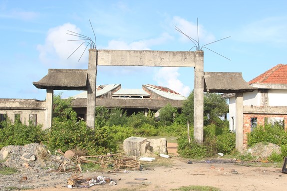 Công trình nhà hỏa táng bỏ hoang 13 năm nay.