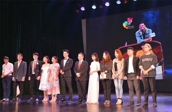 Các diễn viên trong vở "Tin ở hoa hồng".