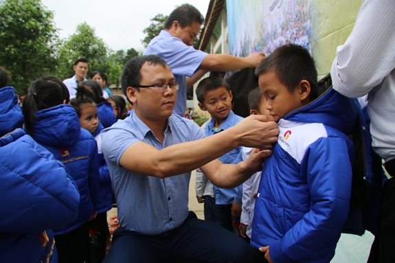Học sinh nhận áo ấm từ các nhà hảo tâm.