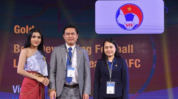 Chủ tịch HĐQT Công ty VPF, ông Trần Anh Tú lên bục nhận giải thưởng của SPIA Asia. Ảnh: AFC.