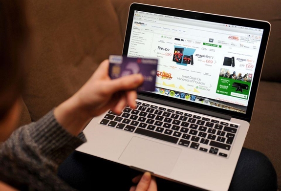 Người dân mua hàng trên trang web mua sắm trực tuyến. Ảnh: Wikipedia.