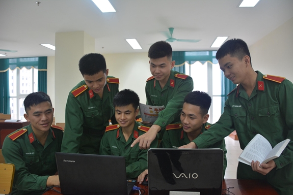 Các thành viên đội tuyển Trường Sĩ quan Chính trị ôn luyện, chuẩn bị tham gia hội thi.