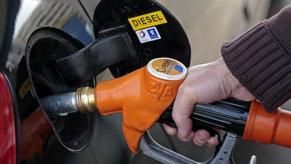 Tăng thuế nhiên liệu đẩy giá xăng, dầu diesel lên cao. Ảnh: Reuters.