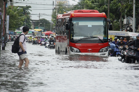Nước ngập sâu trên đường Xô Viết Nghệ Tĩnh (quận Bình Thạnh, TP Hồ Chí Minh) sáng 26-11.