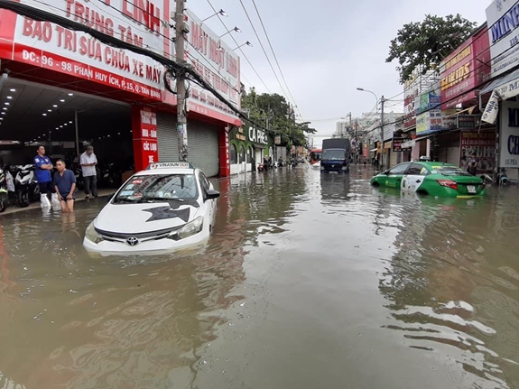 Nước ngập sâu trên đường Phan Huy Ích (quận Tân Bình, TP Hồ Chí Minh) sáng 26-11. Ảnh: TRUNG THẮNG.