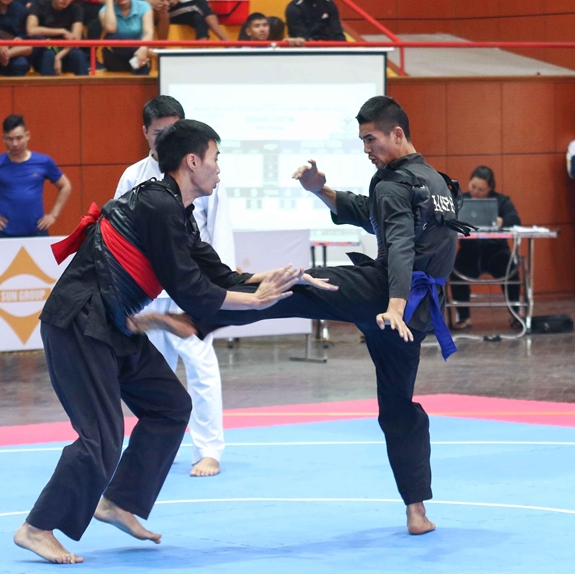 Ngọc Toàn (bên phải) mang về HCV Pencak Silat đối kháng hạng cân 65kg cho đoàn Thanh Hóa.