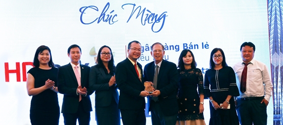 Ban lãnh đạo HDBank nhận giải Ngân hàng Bán lẻ Tiêu biểu từ Ban tổ chức.