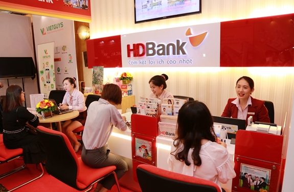 Khách hàng trải nghiệm dịch vụ của HDBank tại sự kiện.