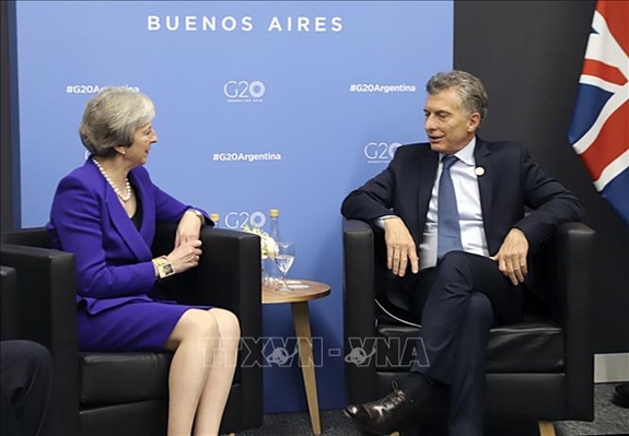Tổng thống Argentina Mauricio Macri (phải) và Thủ tướng Anh Theresa May (trái) trong cuộc gặp bên lề Hội nghị G20 tại Buenos Aires, Argentina ngày 30-11-2018. Ảnh: TTXVN