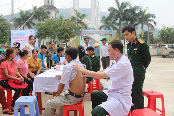 Các sĩ tận tình thăm khám sức khỏe cho bệnh nhân.