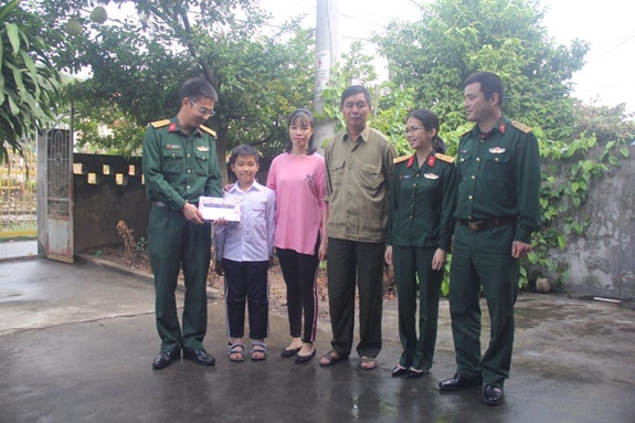 Cán bộ, đoàn viên Chi đoàn Quân sự TP Cẩm Phả và gia đình em Nguyễn Thành Đạt.