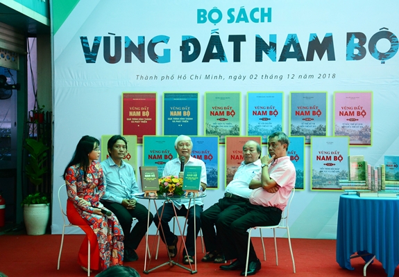 Các tác giả, diễn giả giao lưu tại chương trình.