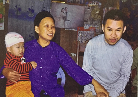 Bà Triệu Thị Liên bên cạnh con trai bị nhiễm chất độc da cam.