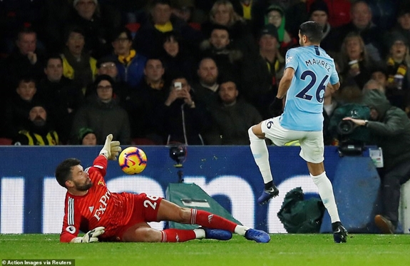 Thủ thành Ben Foster xuất sắc cản phá pha dứt điểm đối mặt của Mahrez. Ảnh: Reuters