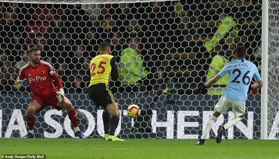 Mahrez nâng tỷ số lên 2-0 cho các vị khách. Ảnh: Dailymail