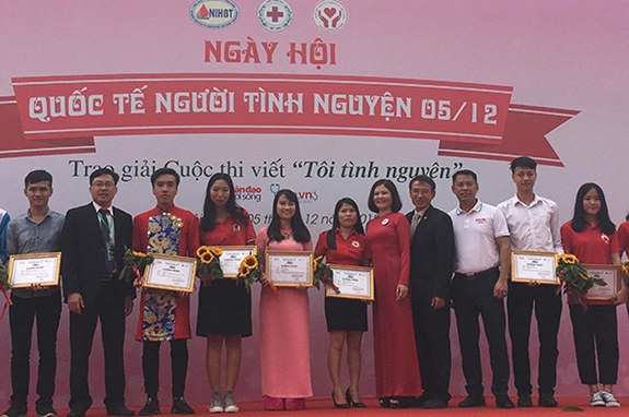 Ban tổ chức trao giải cho những tác giả đạt giải trong cuộc thi viết “Tôi tình nguyện 2018”.