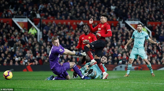 Đúng 13 giây sau bàn thua thứ hai, Lingard đã ghi bàn mang về 1 điểm cho Man Utd. Ảnh: Reuters