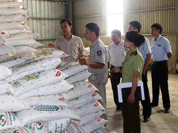 Đoàn kiểm tra liên ngành của tỉnh Nghệ An khảo sát chất lượng phân bón.