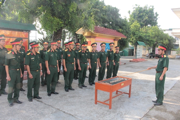 Giới thiệu mô hình bếp Hoàng Cầm ở Ban CHQS thị xã Kỳ Anh.