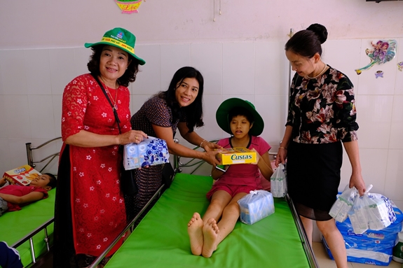 Đại diện chương trình tặng quà trẻ khuyết tật tại trung tâm.
