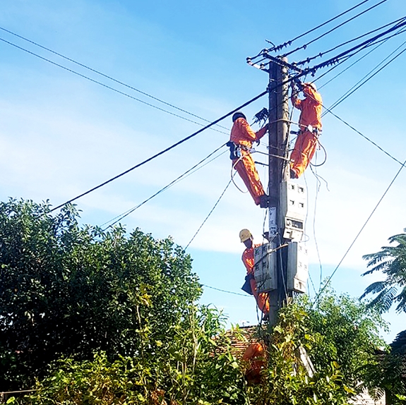 Công nhân Điện lực Kông Chro khẩn trương thi công để đưa điện về cho làng Sơ Ró.