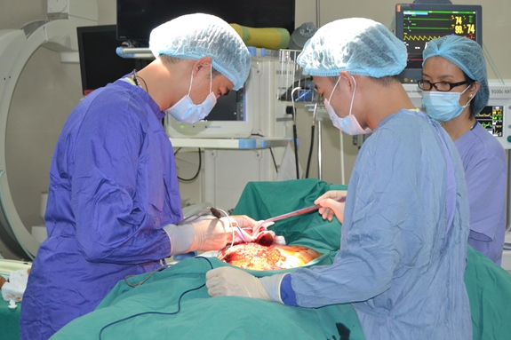 Bệnh viện Đa khoa Hùng Vương kịp thời cấp cứu một bệnh nhân bị tai nạn lao động do điều khiển máy bóc gỗ.