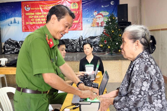 Cán bộ, chiến sĩ Công an TP Hồ Chí Minh hỗ trợ làm thủ tục cấp, đổi căn cước công dân cho giáo dân.
