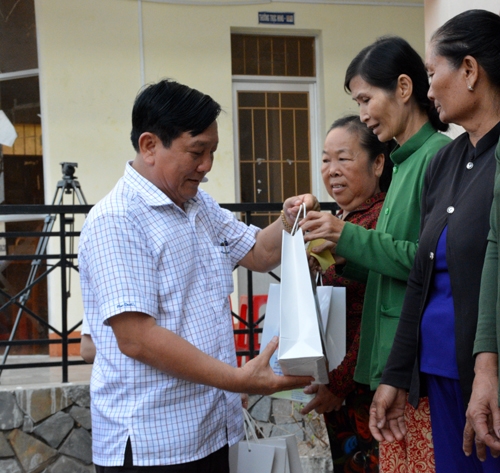 Ông Vũ Cao Quân, Thành viên HĐQT Công ty TNHH CA.Medic Cần Thơ tặng quà các hộ dân.