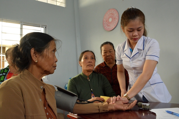 Bác sĩ Bệnh viện Đa khoa Hòa Hảo-Medic Cần Thơ khám chữa bệnh cho người dân.