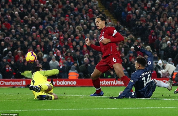 Sai lầm của thủ thành Alisson "giúp" Lingard có bàn gỡ hòa 1-1 cho Man Utd. Ảnh: getty