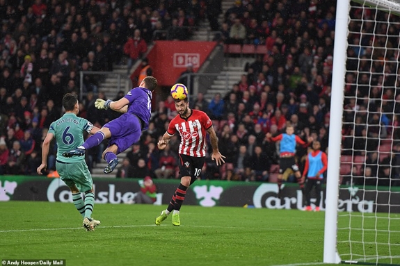 Sai lầm trong phán đoán điểm rơi trái bóng của thủ thành Leno khiến Arsenal chịu thất bại 2-3 trên sân của Southampton. Cả 3 bàn thua của Pháo thủ trong trận này đều đến từ các tình huống bóng bổng. Ảnh: Dailymail