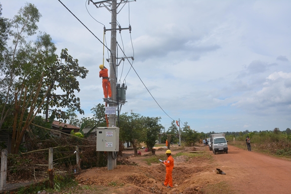 Đưa điện lưới quốc gia về thôn nghèo Nà Wer, xã Ea Wer, huyện Buôn Đôn, tỉnh Đắc Lắc.