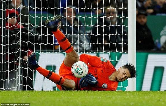 Thủ thành Aro Muric là người hùng của Man City khi cản phá thành công hai cú sút luân lưu của Leicetser City. Ảnh: Reuters