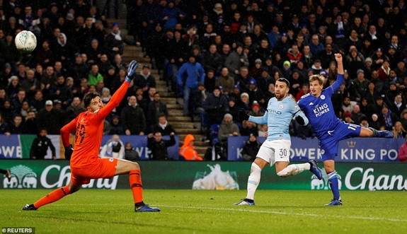 Albrighton gỡ hòa cho Leicester City với cú sút đẹp mắt. Ảnh: Reuters