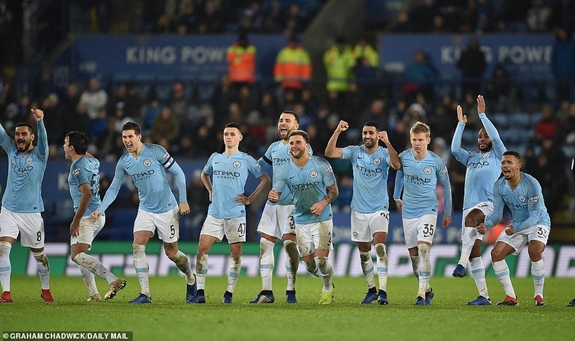 Niềm vui của các cầu thủ Man City sau khi thắng trong loạt sút luân lưu, giành quyền vào bán kết. Ảnh: Dailymail