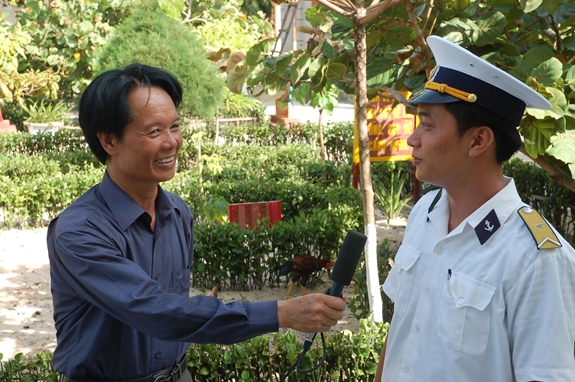 Phóng viên Truyền hình Hà Nội tác nghiệp tại Trường Sa.