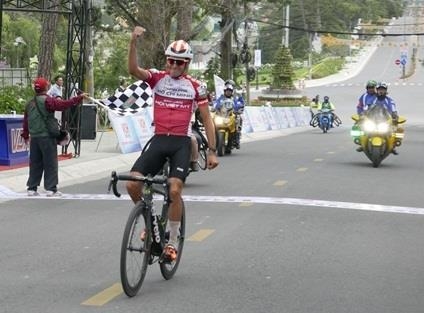 Javier vui mừng khi về nhất chặng 10.
