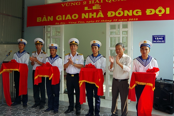 Đại diện gia đình và Lữ đoàn 167 cắt băng khánh thành nhà mới cho gia đình Trung úy QNCN Nguyễn Công Hiếu.