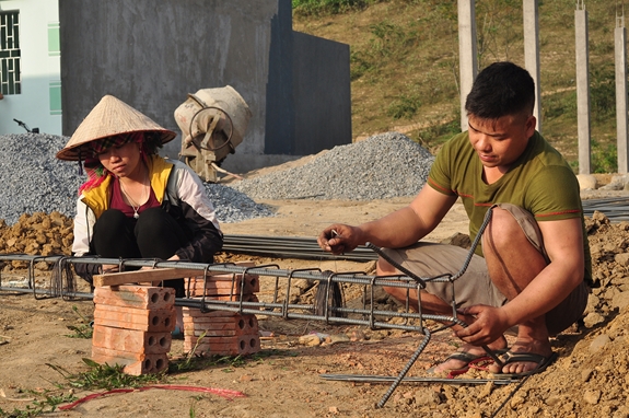 Những hộ còn lại đang chuẩn bị để xây dựng nhà kịp đón năm mới.