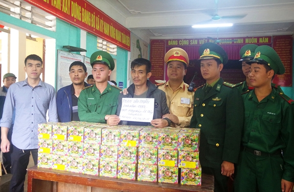 Đối tượng cùng tang vật tại cơ quan điều tra.
