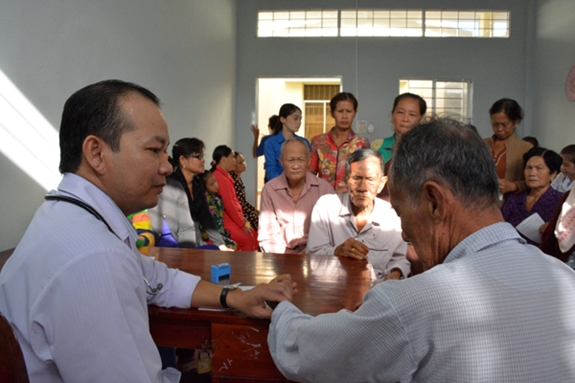 Các bác sĩ Bệnh viện Đa khoa Hòa Hảo-Medic Cần Thơ khám bệnh cho người dân.