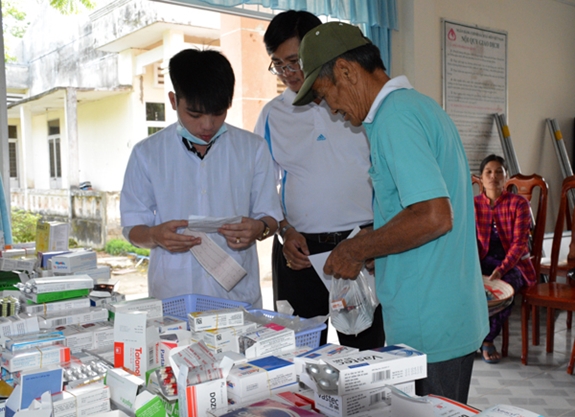 Nhân viên Bệnh viện cấp phát và hướng dẫn người dân dùng thuốc.